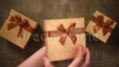 女人手准备礼物，惊喜和<strong>包装礼盒</strong>。 礼品包装。 上景。 圣诞节和新年的概念。